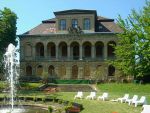 Schloss Übigau - http://upload.wikimedia.org/wikipedia/commons/f/fe/Schloss_%C3%9Cbigau_Gartenfassade.JPG